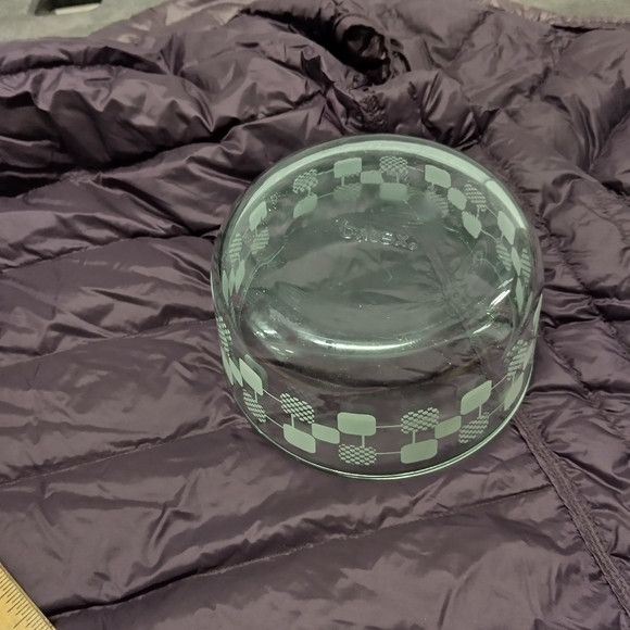 Pyrex 7201 square pattern Bowl - Picture 5 of 9